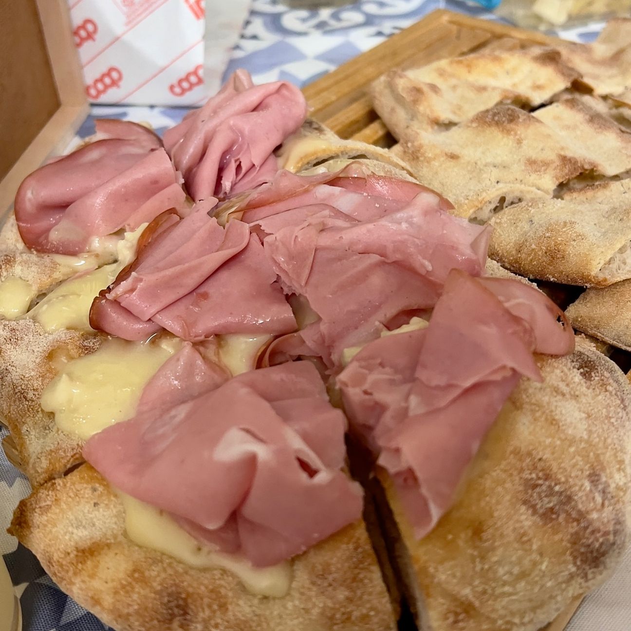 Pinsa Mortadella e Gorgonzola