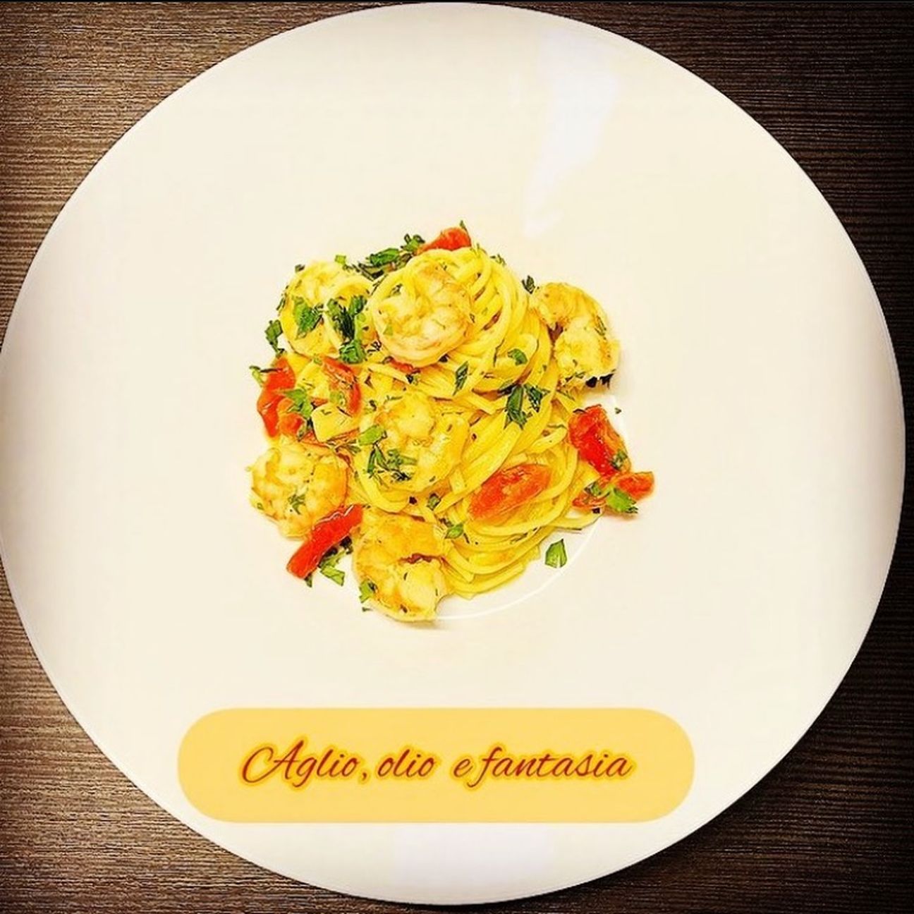 Linguine aglio, olio e peperoncino con pomodorino e gamberetti saltati