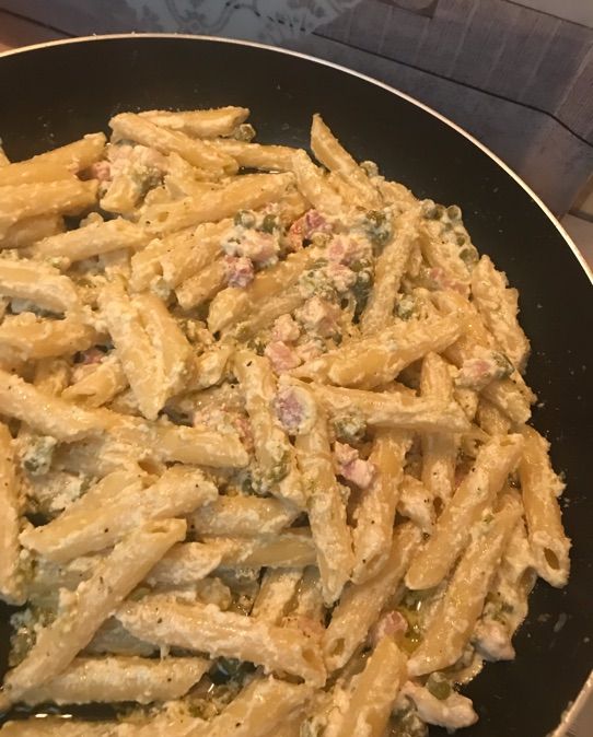 Pasta e piselli con pancetta e panna