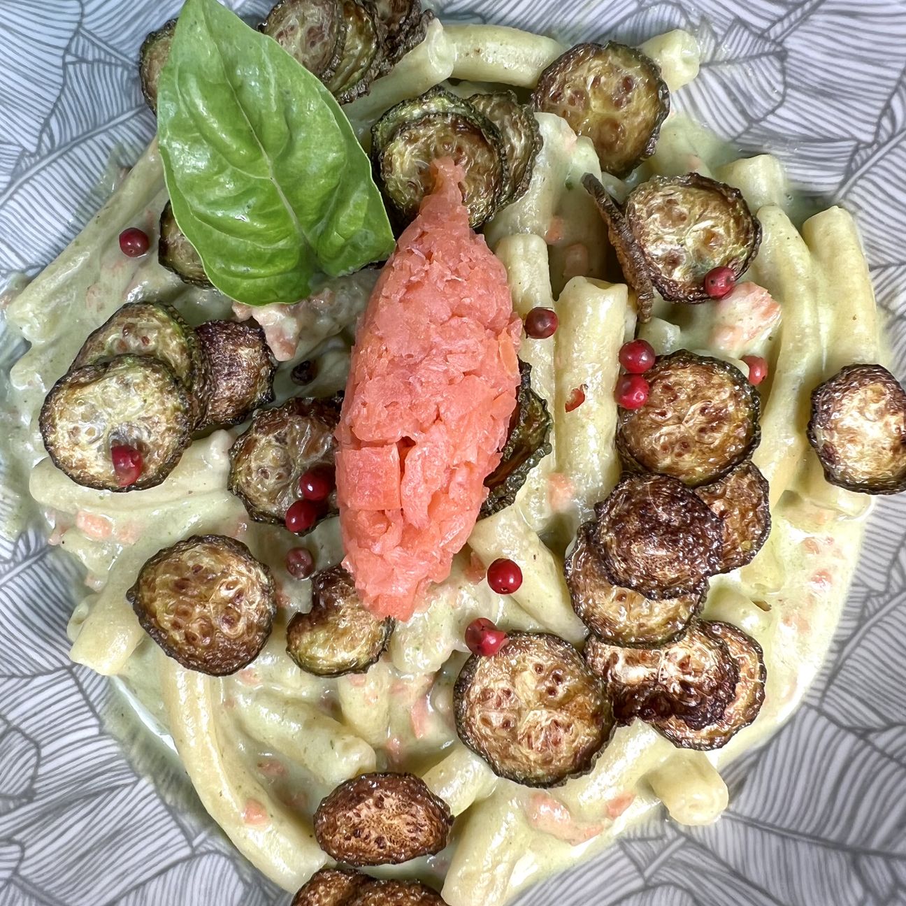 Ziti arrotolati crema di zucchine Philadelphia,pepe rosa e salmone affumicato