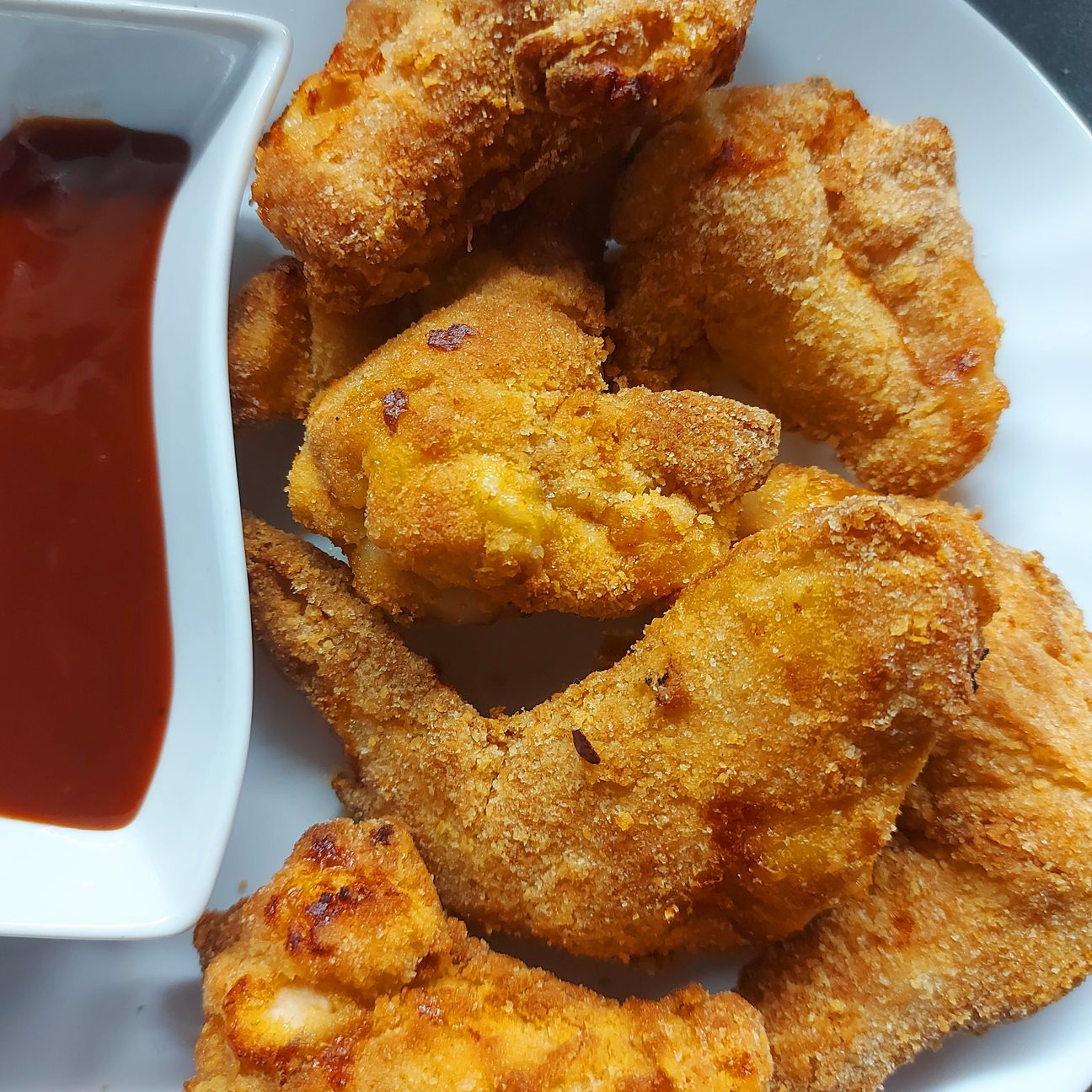 Alette di pollo piccanti fritte in friggitrice ad aria