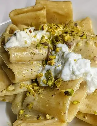 Ricetta Paccheri con guanciale crema di burrata e pistacchi di Dany_unamammaincucina