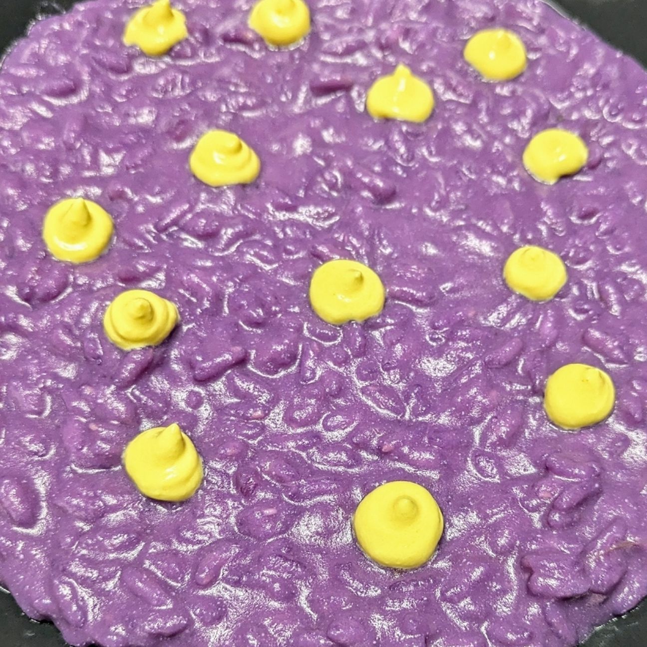 Risotto alla crema di cavolo viola e crema di ricotta allo zafferano