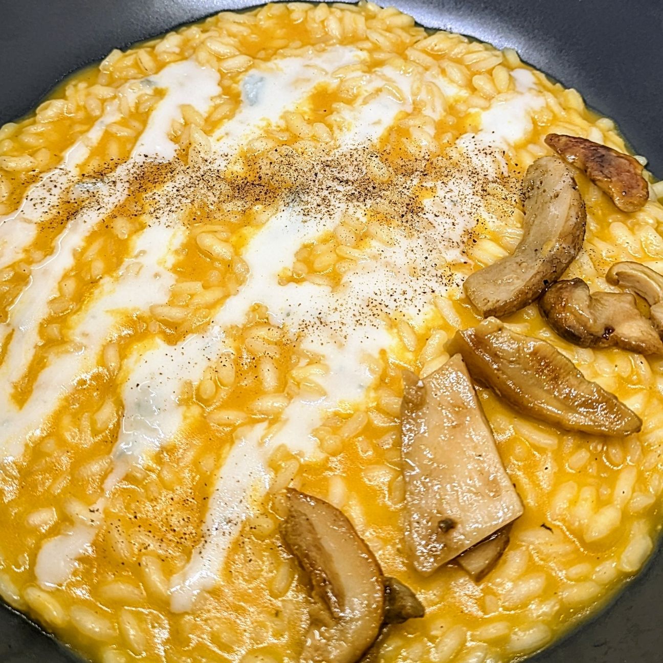 Risotto alla zucca crema di gorgonzola e funghi porcini