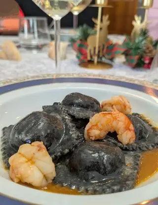 Ricetta Ravioli al nero di seppia ripieni di ricotta e limone con gamberoni e la sua bisque di Dany_unamammaincucina