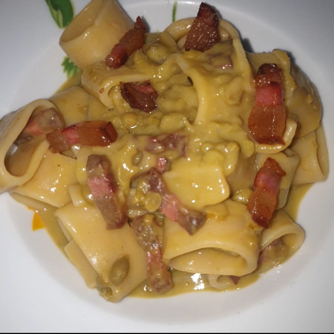 Pasta con crema di piselli e guanciale