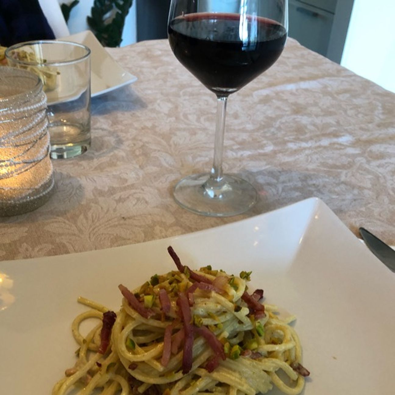 Chitarrina stracchino, pesto di pistacchi e speck