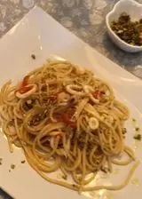 Ricetta Spaghetti calamari, peperoni e pistacchi