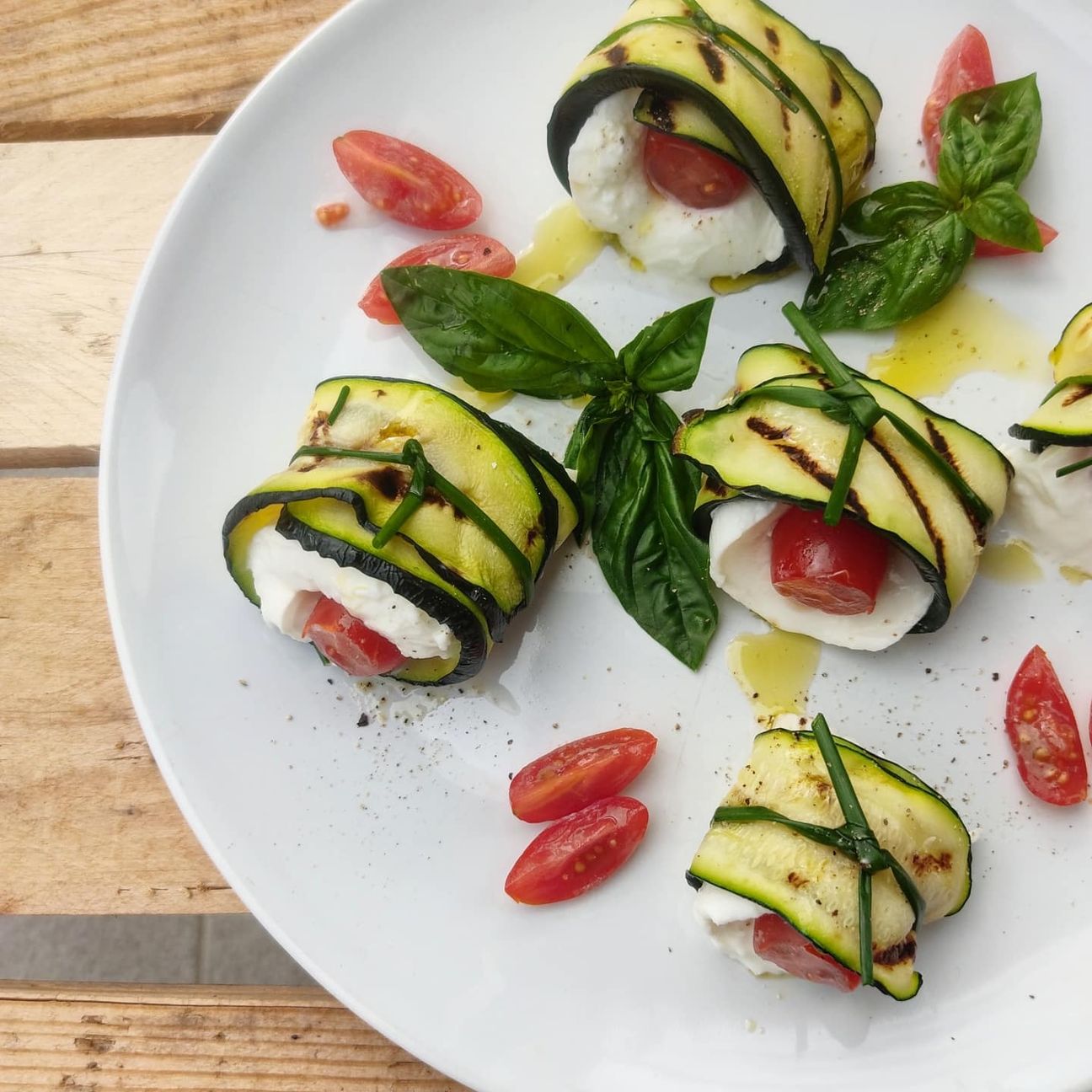 Involtini di zucchine mozzarella e pomodorini