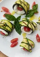 Ricetta Involtini di zucchine mozzarella e pomodorini