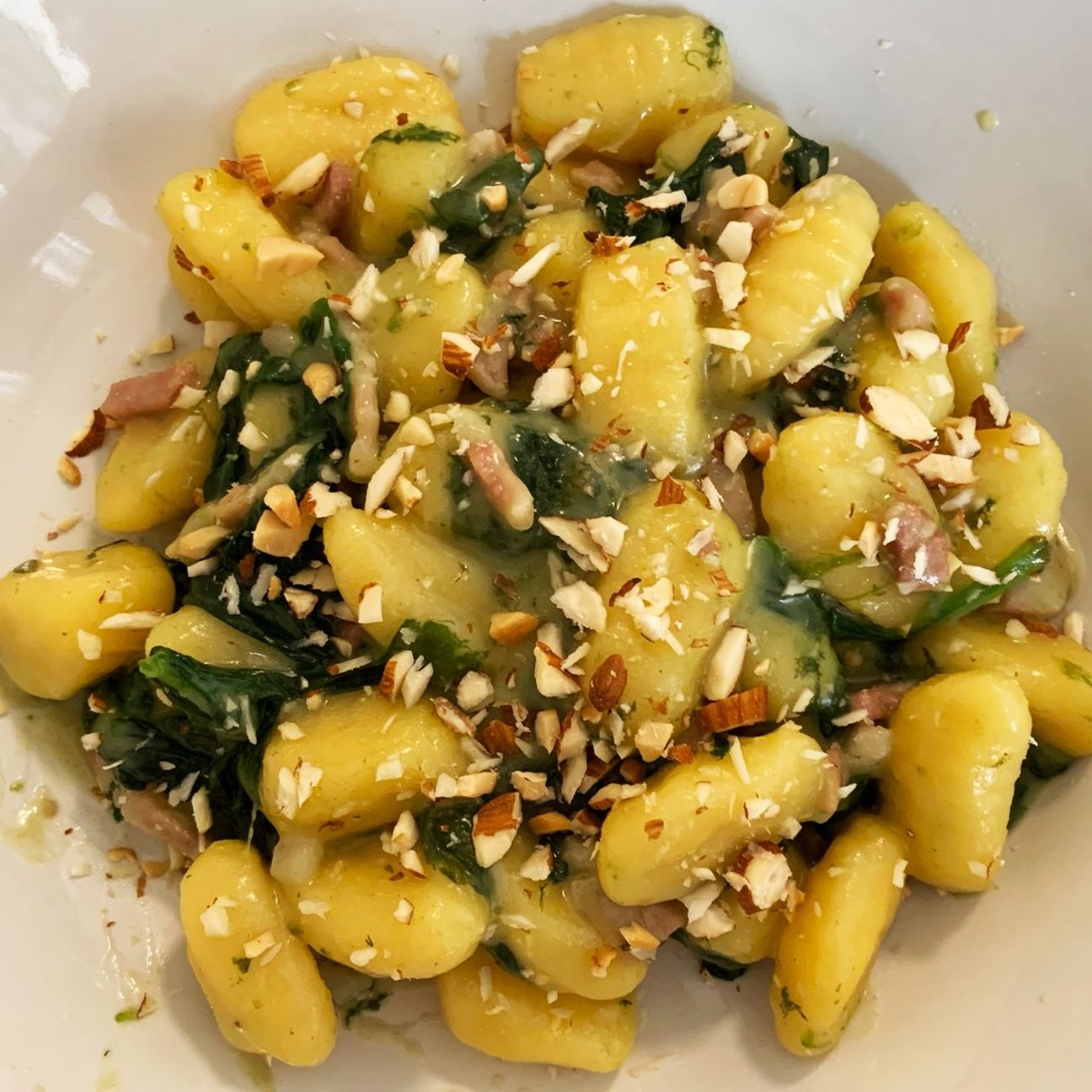 Gnocchi spinaci, pancetta e granella di mandorle (gluten free)