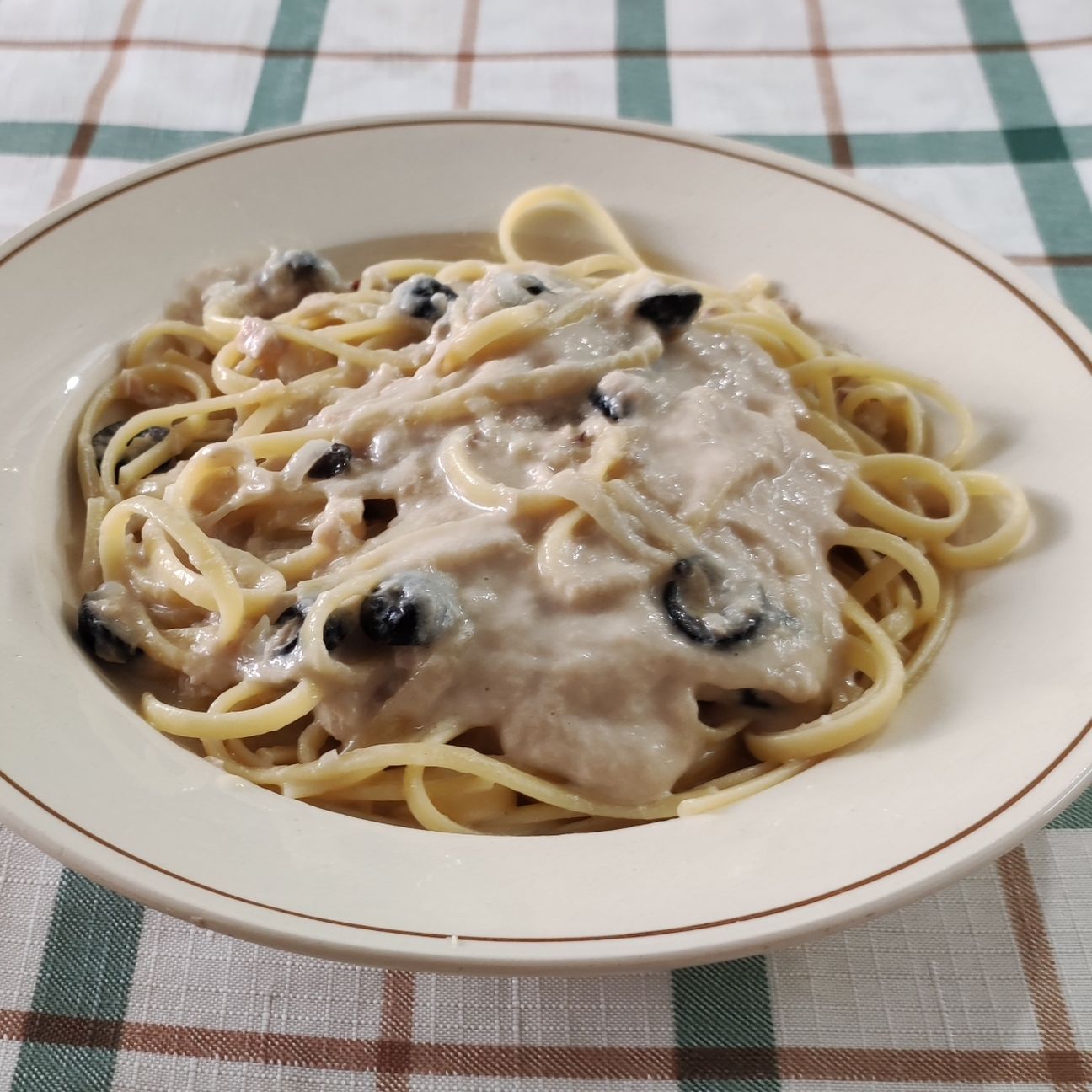 BAVETTE (o Linguine) CON CREMA DI CIPOLLE, TONNO E FORMAGGIO SPALMABILE.