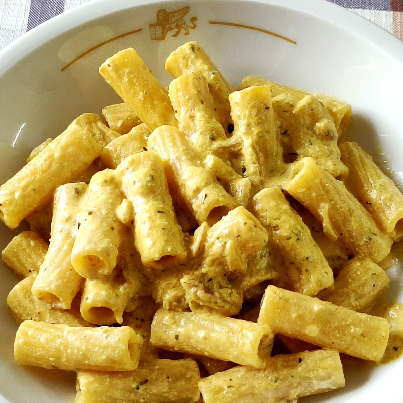 Rigatoni con zafferano e crema di ricotta e noci.