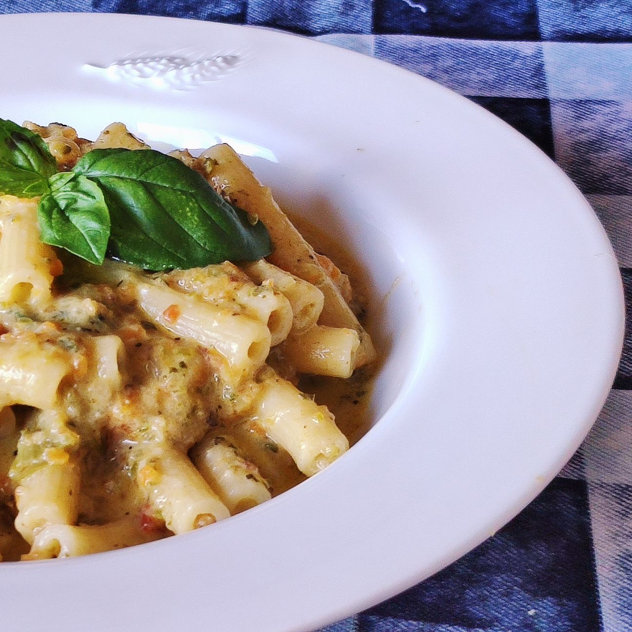 Pasta al ragù di verdure con ricotta e provola.