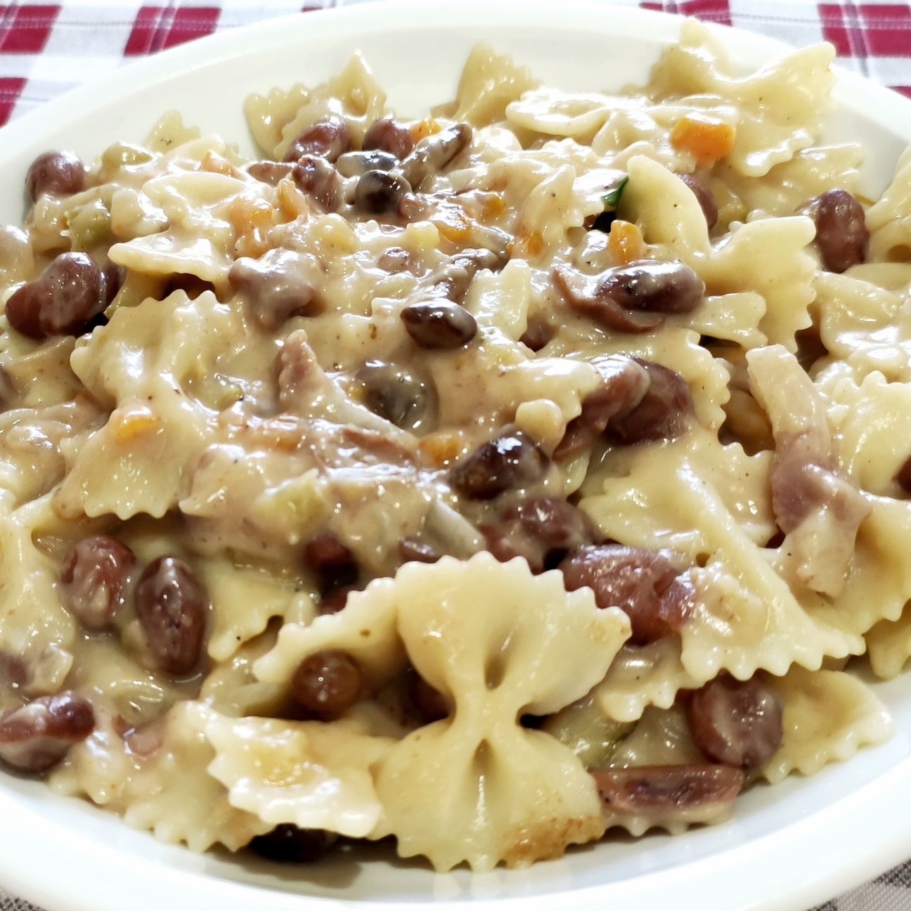 Pasta con guanciale, fagioli borlotti, funghi chiodini e besciamella home made.