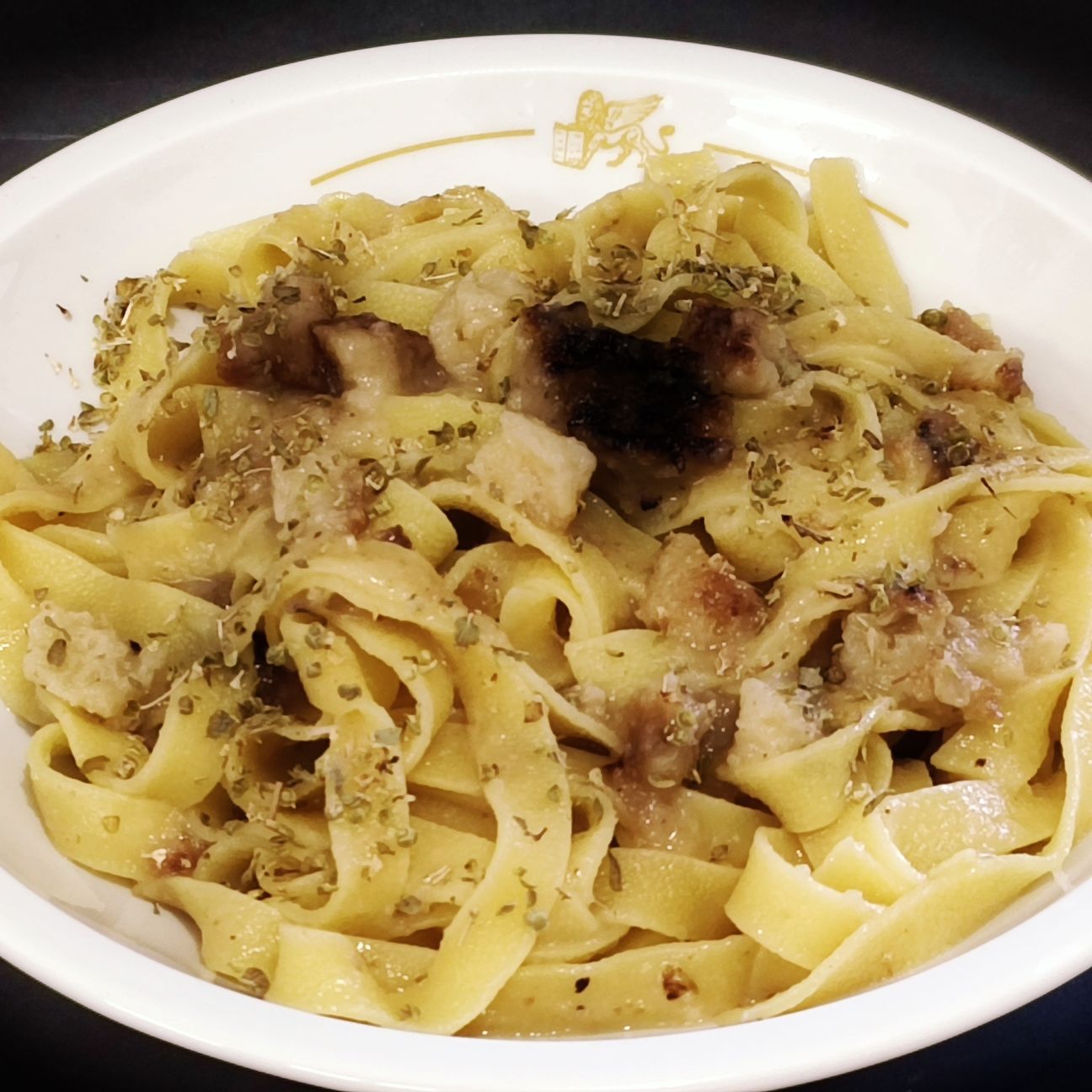 Fettuccine con burro, crema di cipolle e briciole di mollica tostate.