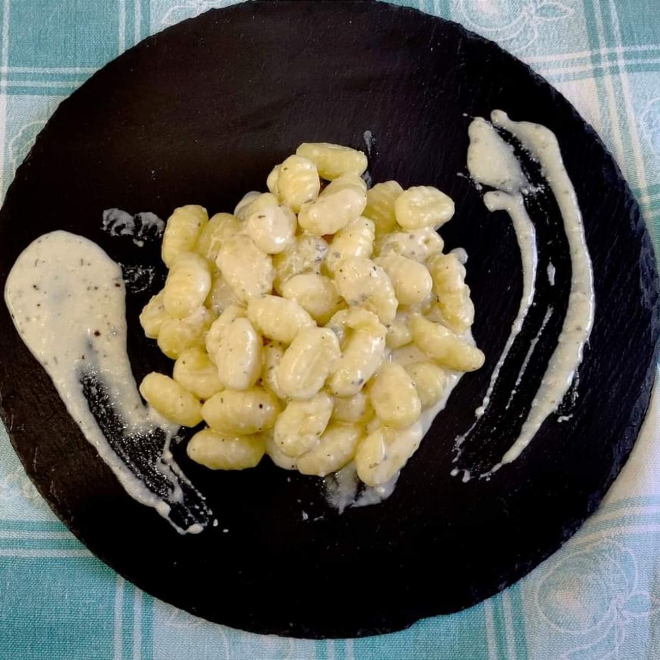 Gnocchi in crema di formaggi aromatizzata con salvia.