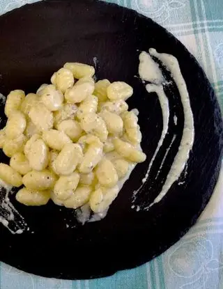 Ricetta Gnocchi in crema di formaggi aromatizzata con salvia. di ilninotto