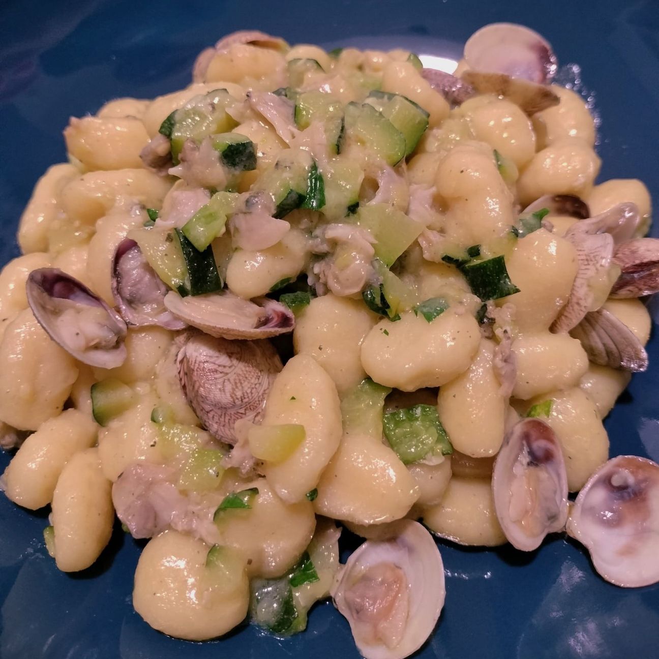 Gnocchi con vongole lupini e crema di vongole.