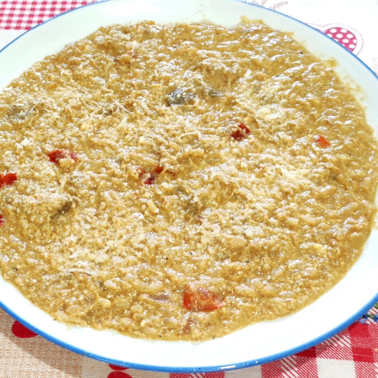 Zuppa di riso con crema di carciofi, peperoni e ricotta