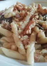 Ricetta Strozzapreti con salsiccia, funghi e noci tritate