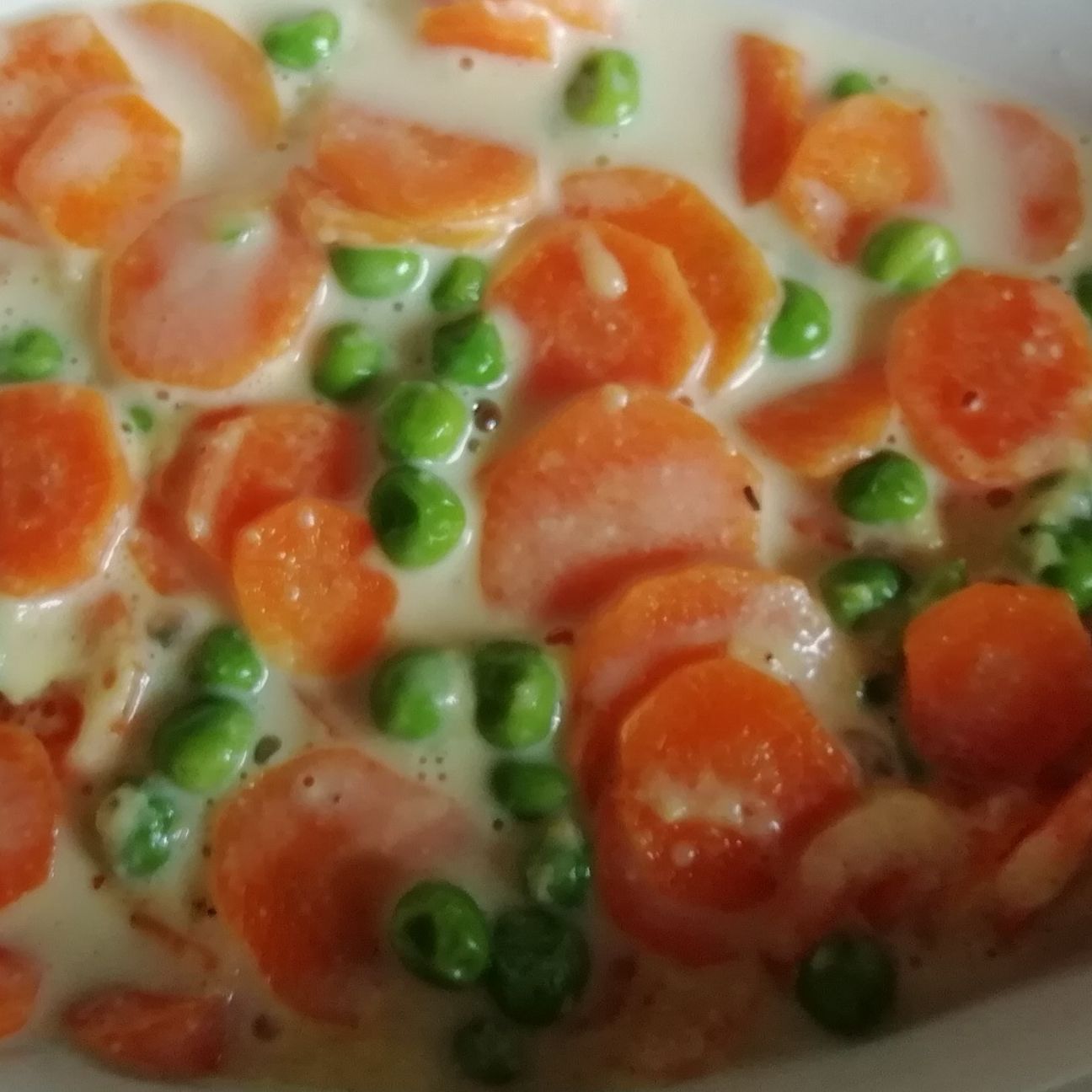 Carote in besciamella di piselli e parmigiano
