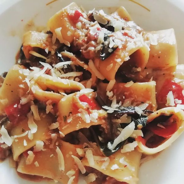 Calamarata con melanzane, crema di melanzane, pomodori e caciotta di pecora