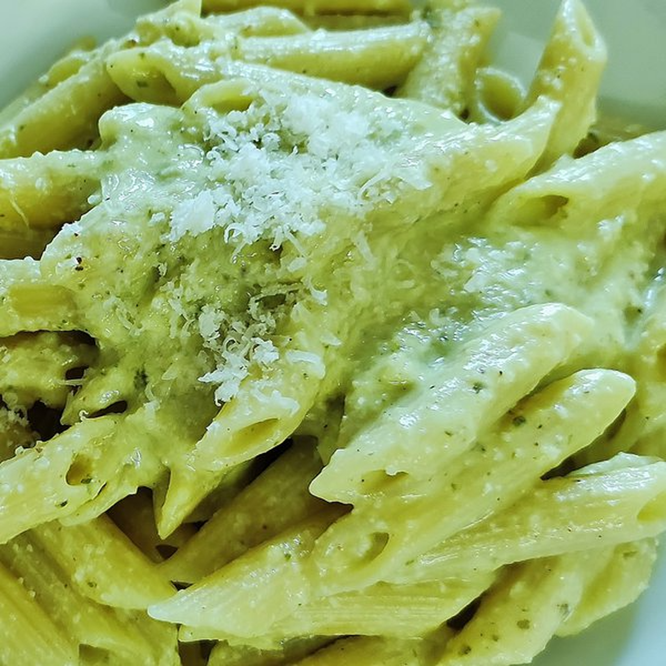 Penne rigate con crema di agrumi e nocciole