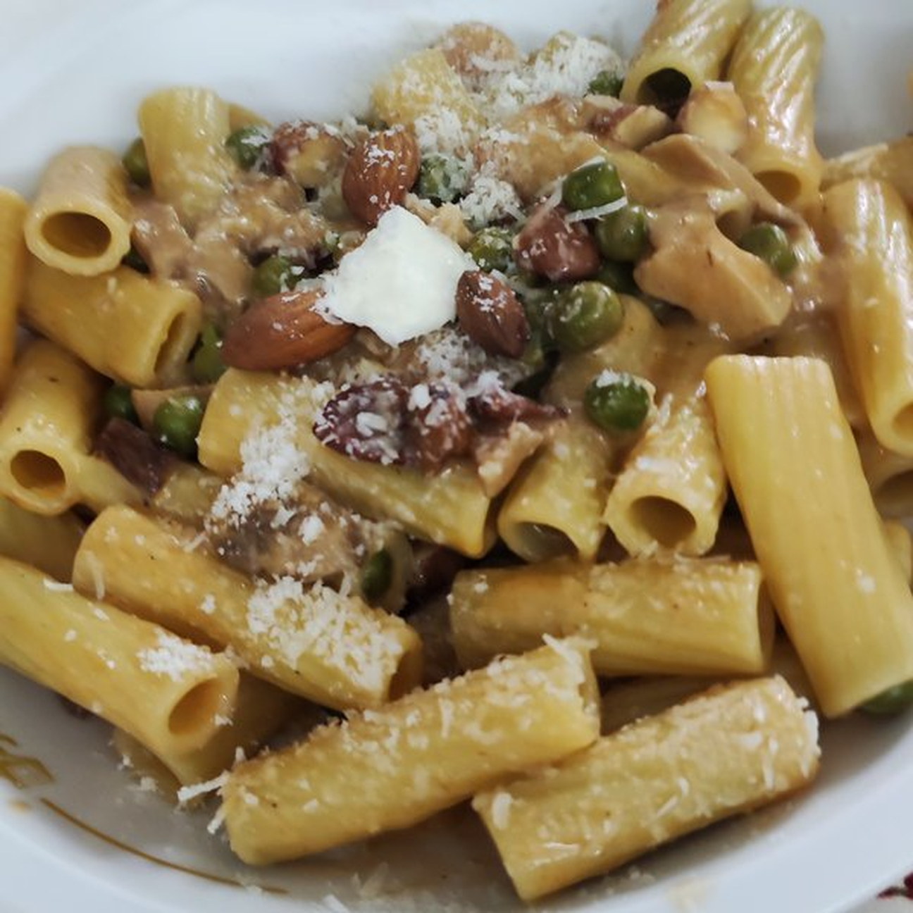 Tortiglioni con porcini, piselli e mandorle