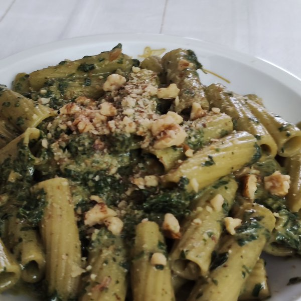 Rigatoni con pesto, mix di formaggi e noci