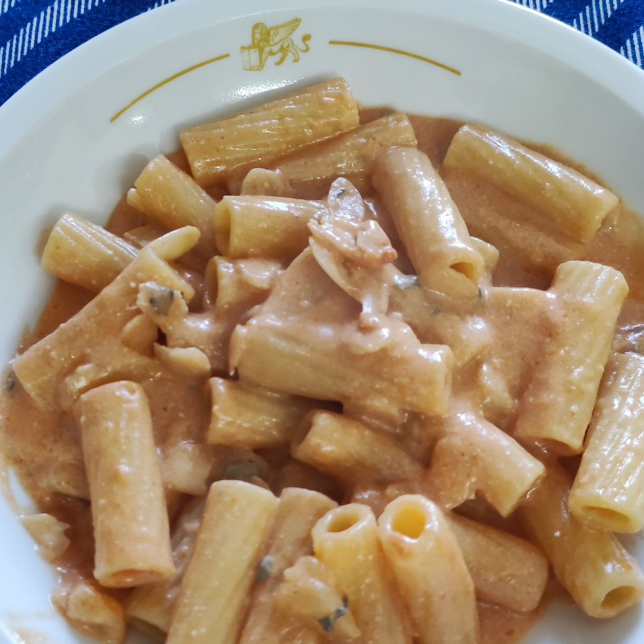 Rigatoni in salsa rosa con ricotta, gorgonzola, pere e mandorle