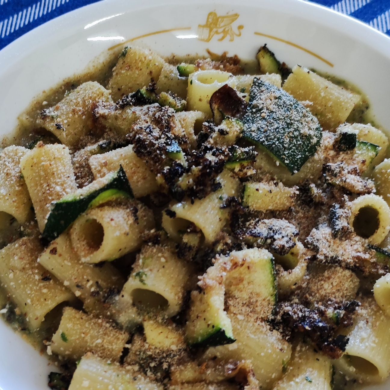 Mezze maniche con crema di zucchine profumate con menta salvia e prezzemolo