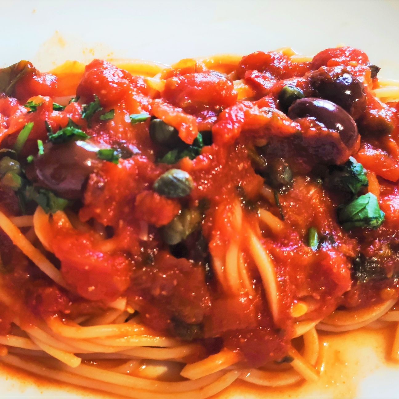 Spaghetti con pomodoro olive e capperi