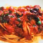 Ricetta Spaghetti con pomodoro olive e capperi