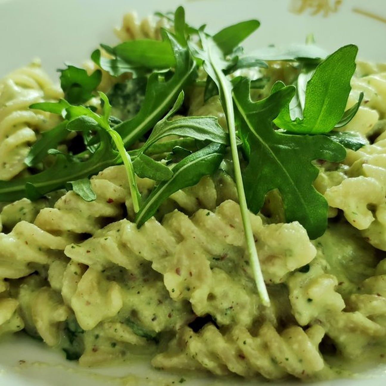 Fusilli al pesto di avocado, con rucola e mandorle