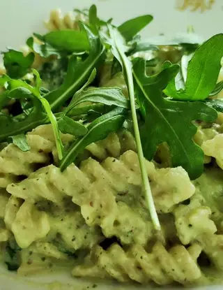 Ricetta Fusilli al pesto di avocado, con rucola e mandorle di ilninotto