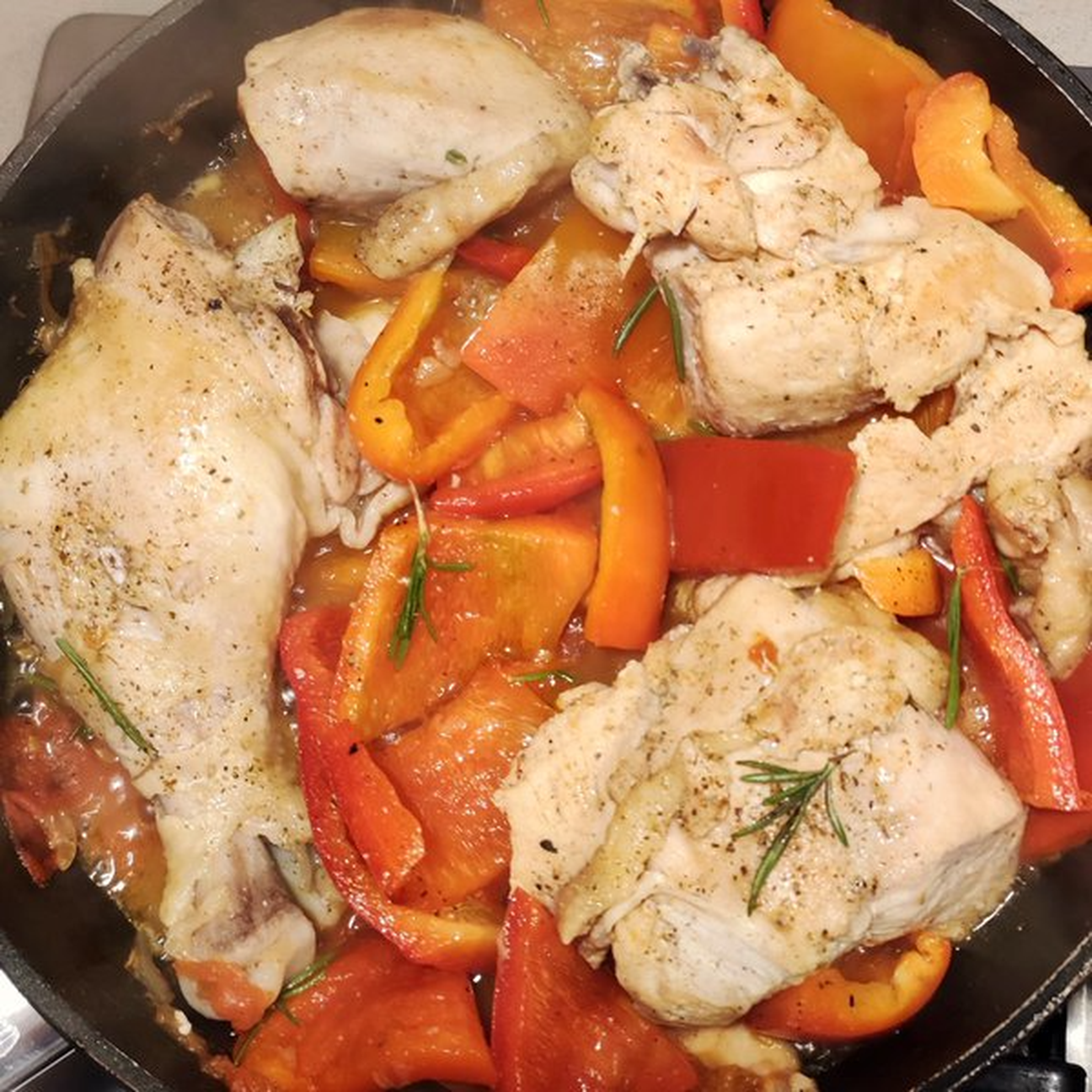 Pollo con peperoni speziato.
