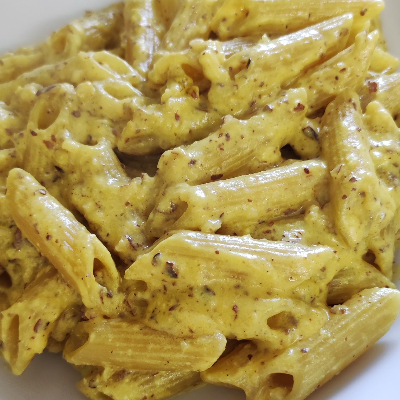 Penne con ricotta zafferano e mandorle