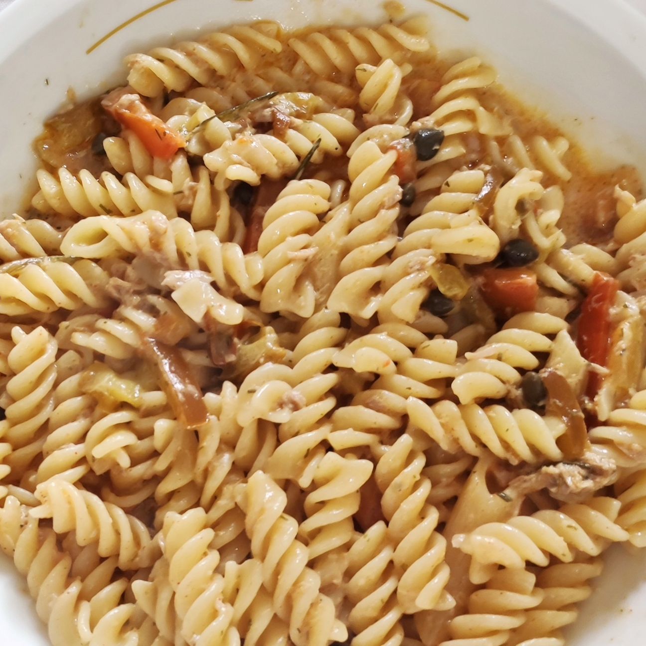 Pasta con crema di peperoni e tonno