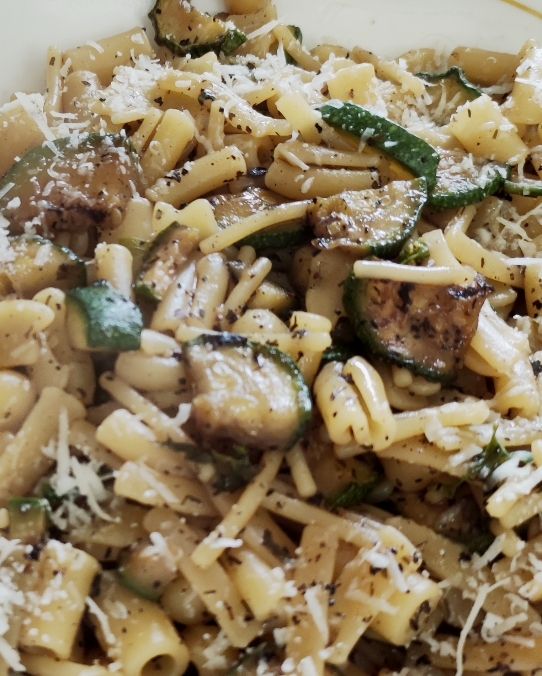 Pasta con zucchine tostate e aromatizzate