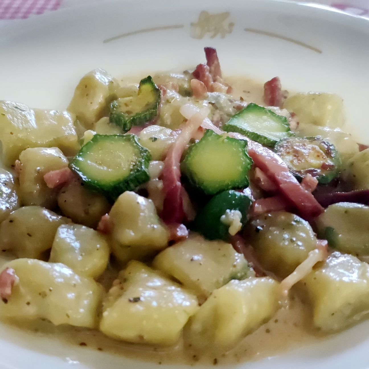 Gnocchi di zucchine con speck e gorgonzola