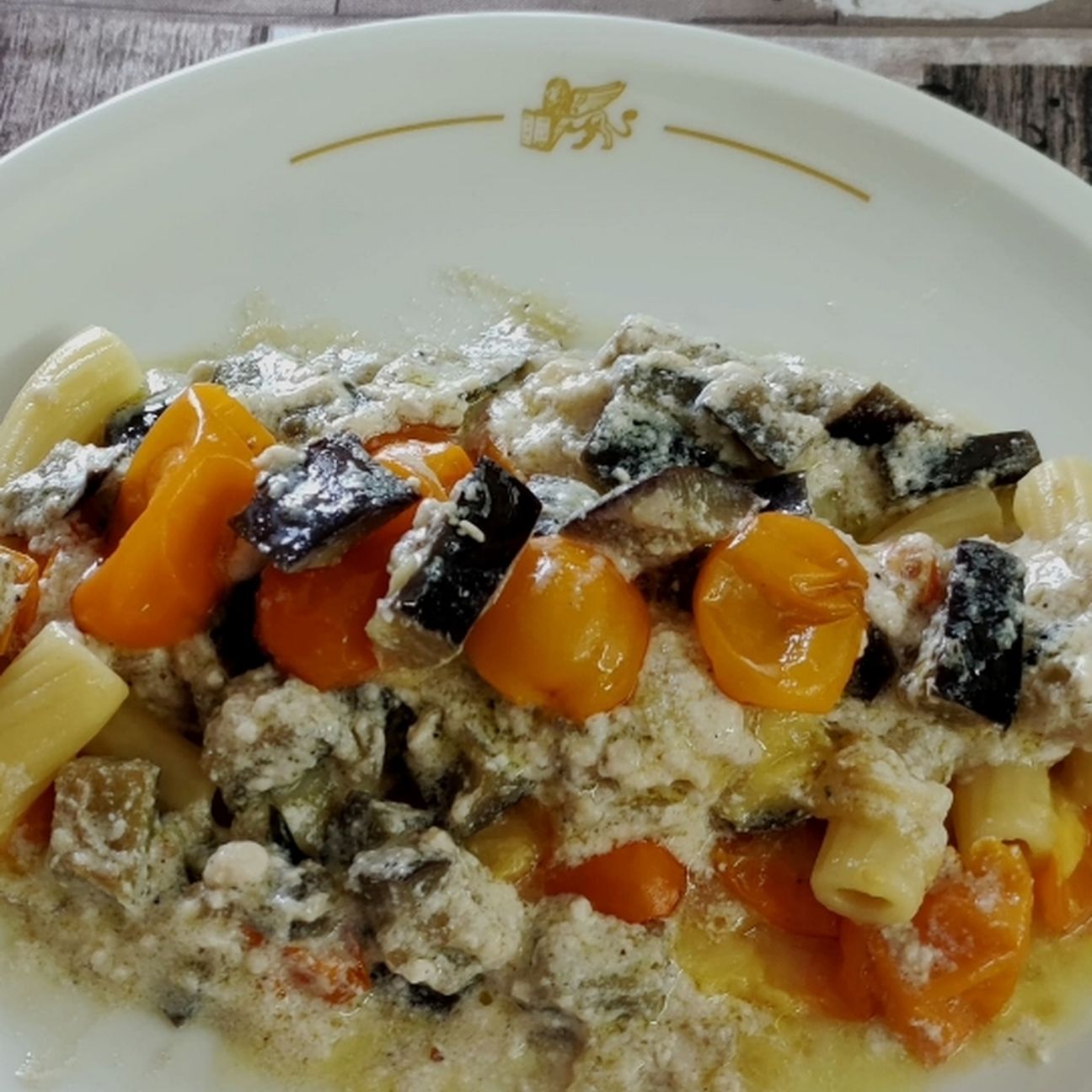 Pasta con datterini gialli ricotta e melanzane