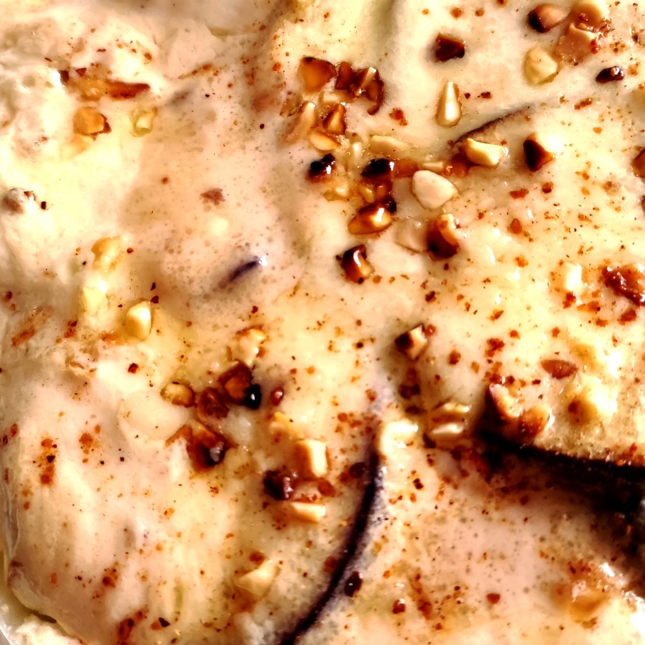 Parmigiana di melanzane bianca con granella di arachidi tostate.