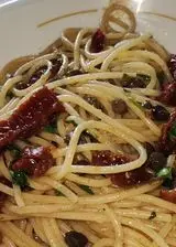 Ricetta Spaghetti con acciughe e pomodori secchi.