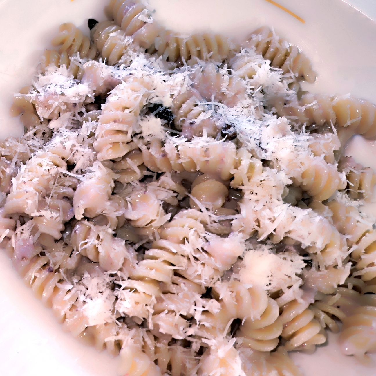 Fusilli in crema di radicchio con ricotta e speck