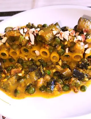 Ricetta Rigatoni con piselli melanzane e granella di mandorla in crema di zafferano. di ilninotto
