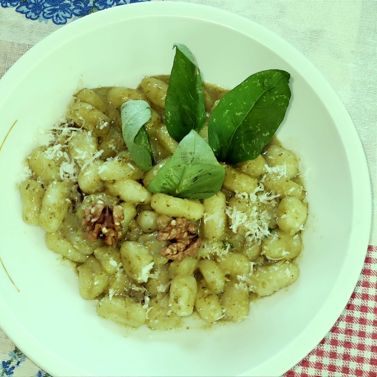 Gnocchetti con pesto alla genovese e noci tritate.