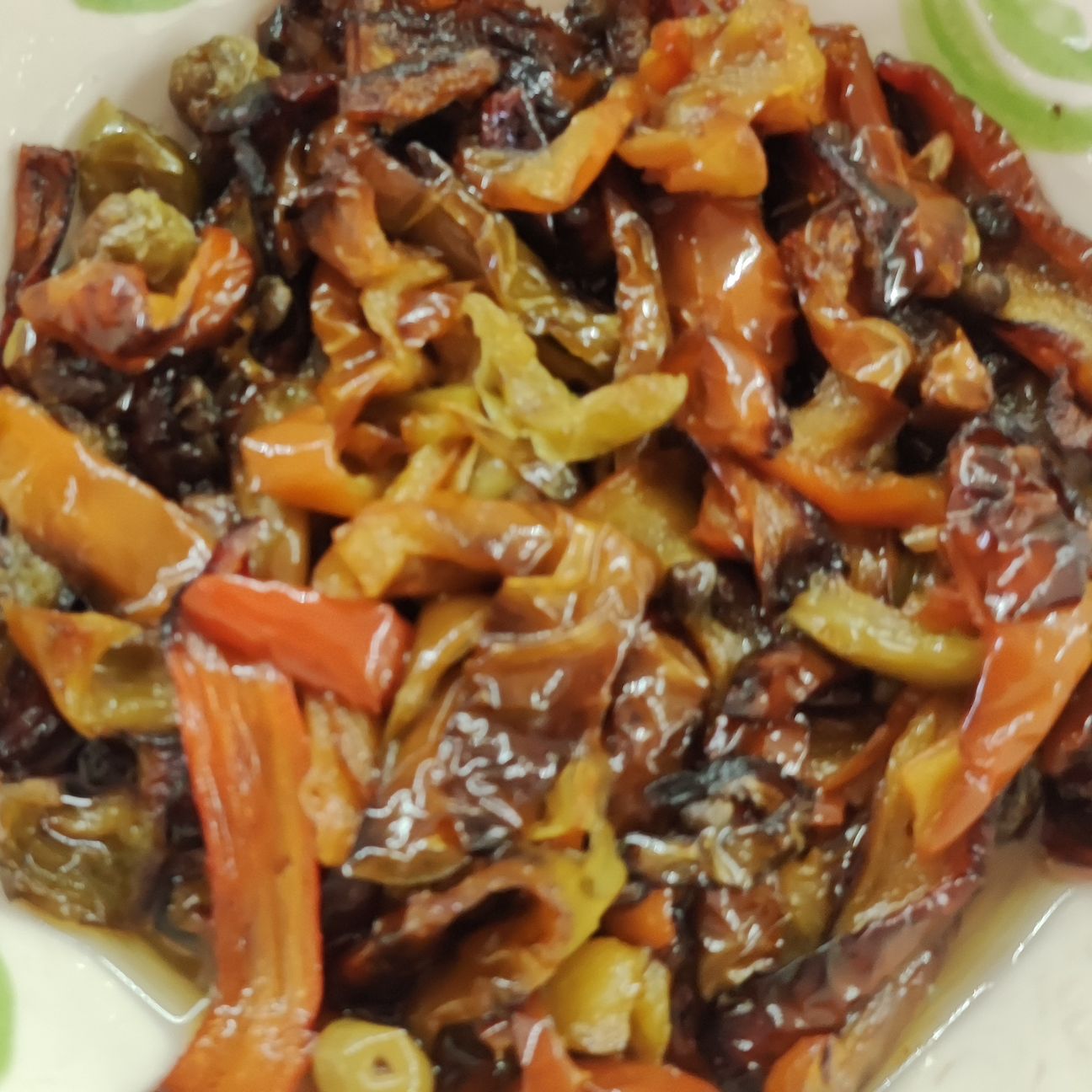 Peperoni fritti con capperi e olive