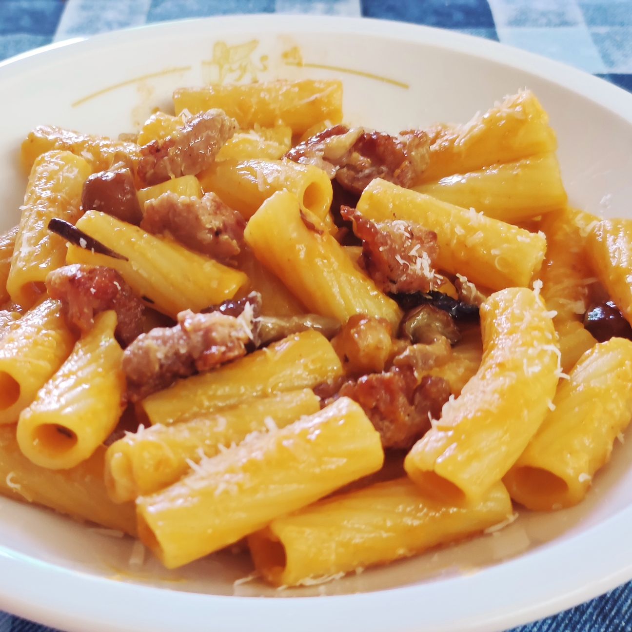 Rigatoni con salsiccia chiodini e crema di peperoni