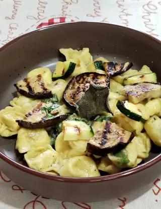 Ricetta Tortellini con melanzane e zucchine al burro fuso. di ilninotto